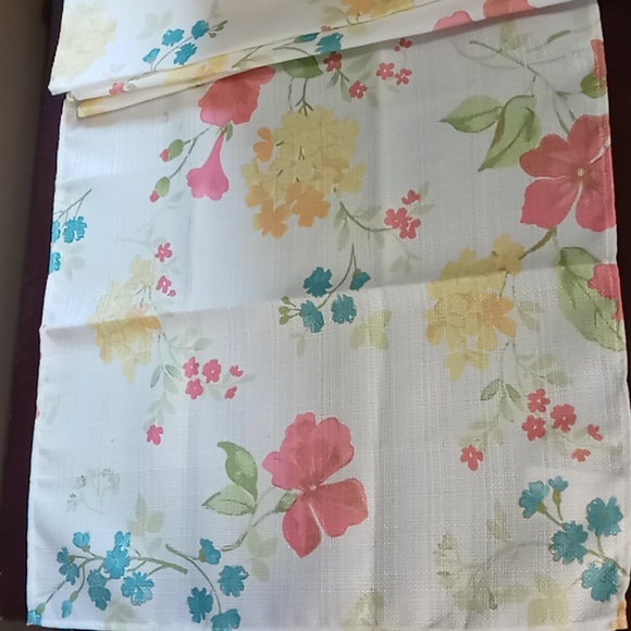 5 Piece Blossoms & Blooms Spring Flowered Square 18x18 Placemats - Picture 2 of 5